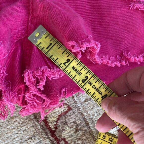 Liz Claiborne Classic Fit Barbie Pink Distressed Denim Shorts Women’s Size 10 - Picture 10 of 10